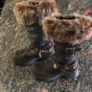 Sz 8 SM New York, brown boots, peace sign